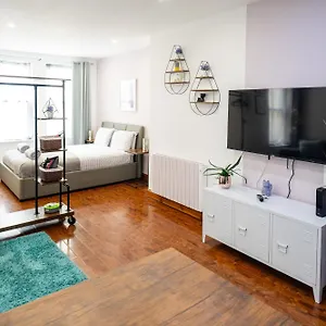  Apartment Reef7 - Modern Flat, 5 Mins From Beach, Centre And International Centre United Kingdom